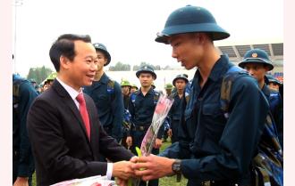 Chủ tịch UBND tỉnh Đỗ Đức Duy chia vui, động viên công dân thành phố Yên Bái lên đường nhập ngũ